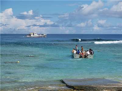Le lagon de Nukunonu, dans l'archipel des Tokelau (Image : CloudSurfer at English Wikipedia, CC BY-SA 3.0 <http: creativecommons.org="" licenses="" by-sa="" 3.0="">, via Wikimedia Commons)</http:>