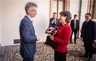 La vice-présidente &lue Hsiao Bi-khim (蕭美琴) lors de sa visite à titre privé en république tchèque en mars 2024. Ici, elle est reçue par le président du Sénat tchèque Miloš Vystrčil (photo: compte X de Miloš Vystrčil)