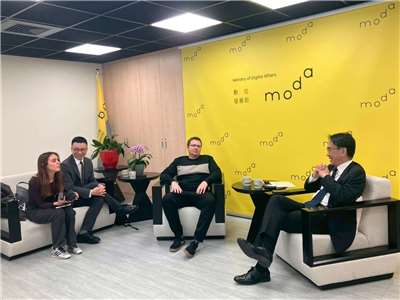 Le ministre du Numérique Lin Yi-jing (林宜敬) répond aux questions des journalistes ukrainiens Taras Andrukhovych et Anna Lvova actuellement en échange à RTI (photo Rti)