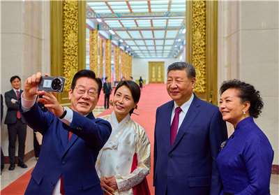 Le Président sud-coréen Lee Jae Myung, son homologue chinois Xi Jinping et leurs épouses posent pour un selfie à Pékin le 5 janvier dernier (photo :X@Jaemyung_Lee)