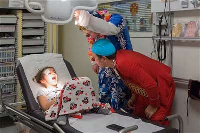clown hospitalier (photo: 123 Soleil des artistes à l'hôpital, via Camille)