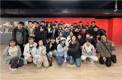 Des élèves du lycée d'Yilan, au nord-est de Taïwan ont préparé un programme radiophonique diffusé par ETI vers la ville norvégienne de Vardø, dans le cadre de leur projet d'échange initié par l'association Taiwan Digital Diplomacy (TDDA). Ici, la classe de lycéens en visite à Rti (photo Rti)