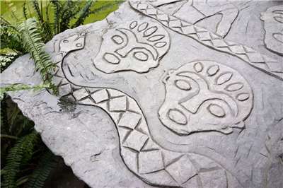 Le serpent « aux cent pas » (百步蛇), en version Paiwan représenté ici sur une table réalisée par Sakuliu Pavavaljung  (archive © Sasa)