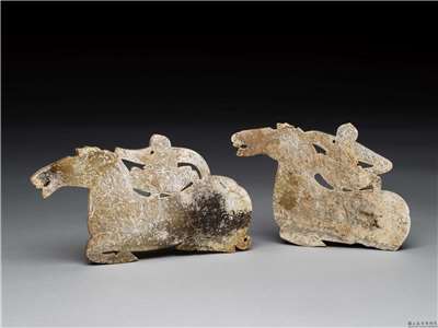 Pendentif Pei en jade représentant des cavaliers à cheval (source MNP)