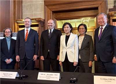 Signature du protocole d'entente sur les droits de douane entre les Etats-Unis et Taïwan autour de la vice-première ministre Cheng Li-chiun (鄭麗君) (photo fournie par le Yuan exécutif)