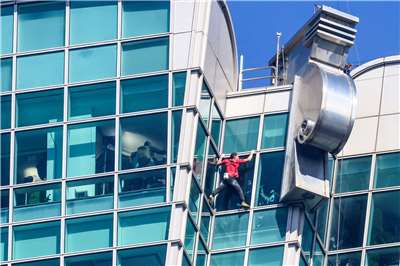 Alex Honnold réalise l'ascension de la tour Taipei 101, le 25 janvier (AFP)