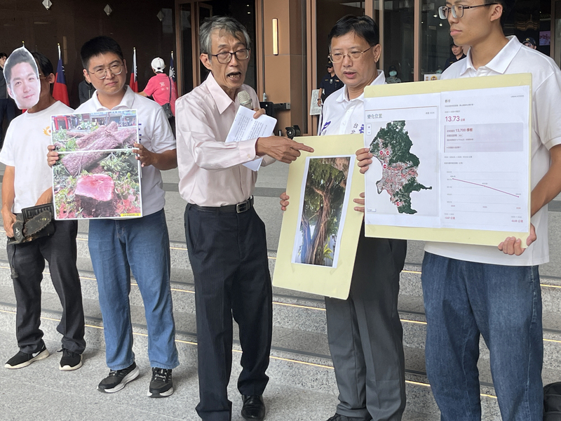 Des groupes défendant les droits des arbres denoncent les abattages arbitraires par la municipalité de Taipei (photo, CNA)