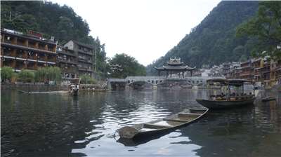 Ancienne cité en bordure de fleuve (pour illustration, ici Fenghuang, source: Wikimedia Commons)