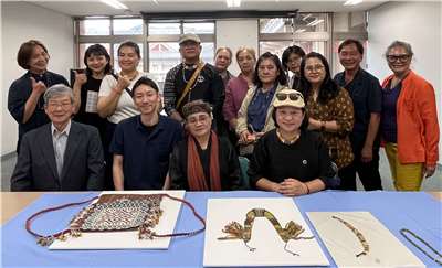 Jiang Ya-lei (centre, devant) et Lin Hsiu-hui (droite, devant) ainsi que l'ensemble des exmployés de l'atelier de perles traditionnelles Qkata, se sont rendus au Musée Sankōkan de l'université de Tenri, au Japon, en mai 2026 (photo : aimable crédit)