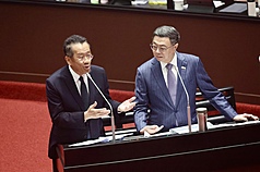 Le ministre de la Défense Wellington Koo (à gauche) et le Premier ministre CHo Jung-tai (à droite) répondent aux questions de députés au Yuan législatif (photo : CNA)