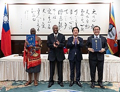 Signature d’un accord d’assistance mutuelle en matière de justice pénale entre Taïwan et son allié diplomatique africain, l'Eswatini, en présence du roi Mswati Ⅲ et de Lai Ching-te (賴清德) à Taipei (photo CNA)