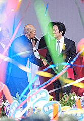 Le président de la République Lai Ching-te (droite, DPP) et le président du Parlement Han Kuo-yu (opposition) se serrent la main lors de la cérémonie de fête nationale (photo CNA)