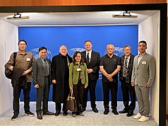 Lee Ming-che (3e à droite) rencontre des députés au Parlement européen (photo CNA)