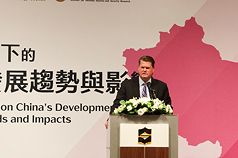 Randall Schriver, président de l'Indo-Pacific Security Institute et ancien secrétaire adjoint à la Défense américain, intervenant lors d'une conférence à Taipei le 20 octobre (photo : CNA)