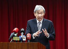Le porte-parole de la Commission d’équité commerciale, Hsin Chih-chung (辛志中), a tenu une conférence de presse le 21 octobre pour expliquer que la commission avait décidé d'interdire la fusion. (Photo CNA)