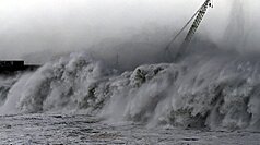 Une grue emportée dans la mer par les vagues (CNA)