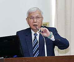 Le gouverneur de la Banque centrale taïwanaise Yang Chin-long (楊金龍) a présenté hier un rapport d'activité de la Banque centrale devant la commission parlementaire des finances, répondant aux questions des députés sur l'inflation et sur l'éventualité d'une hausse des taux d'intérêts pour la freiner (Image : CNA)