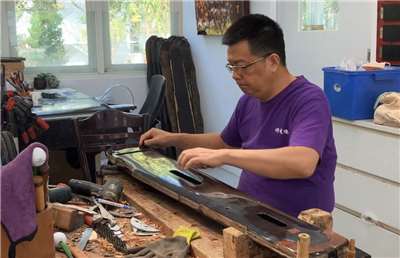 Liang Chih-wei répare une cithare à cordes pincées, guqin (photo : Sasa / Rti)