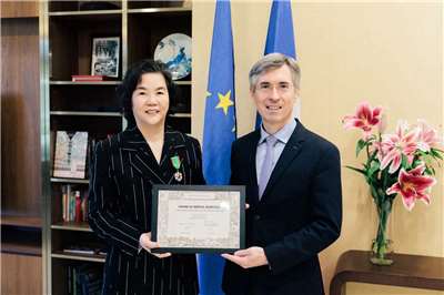 Justine Li (黎俞君), fondatrice du restaurant Fleur de Sel à Taichung, a été décorée chevalier de l’Ordre du Mérite agricole par Frédéric Laplanche, directeur du Bureau français de Taipei (photo : Restaurant Fleur de Sel Taichung).