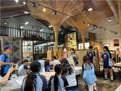 L'atelier Qkata accueille régulièrement des groupes, y compris des scolaires d'écoles autochtones, pour faire découvrir les perles tradittionnelles Paiwan aux jeunes (photo : aimable crédit)