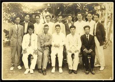 Photo de groupe d’écrivains taïwanais sous la colonisation japonaise, prise au domicile de Wu Hsin-jung, à Tainan. (Auteur :
Inconnu. Collectionneur : Musée national de la littérature taïwanaise. Domaine public. Publié sur Open Museum.
