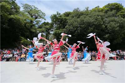 Une classe de club de danse d'une école primaire taïwanaise en représentation au Japon (FB du magazine allnews)