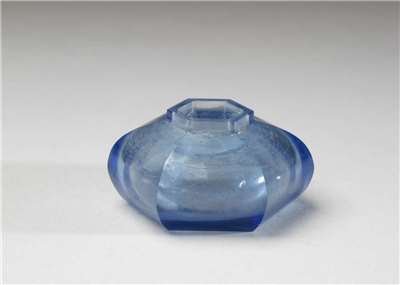 Image 1-1: Récipient à eau hexagonal en verre bleu (source MNP)