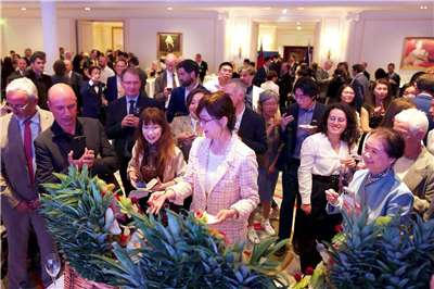 La représentante de Taïwan en France (au centre en blanc), Mme Hau Pei-chih, présente des fruits provenant de Taïwan lors de la Fête nationale 2026, 115e anniversaire de la République de Chine, Taïwan (photo : page FB Taïwan en France)