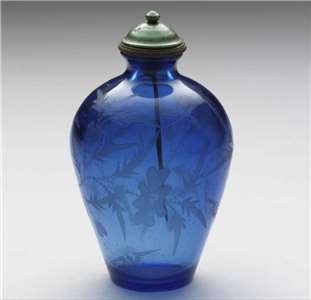 Image 1-1: Flacon à priser en verre bleu transparent gravé de motifs floraux (photo CNA)