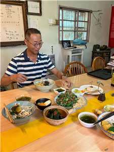 Déjeuner avec Chao Tsang est une véritable expérience gustative et artistique ! (photo : Sasa / Rti)