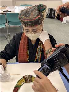 Jiang Ya-lei examine un collier Paiwan au Musée Sankōkan de l'université de Tenri, au Japon (photo: aimable crédit) (faire défiler pour plus d'images)