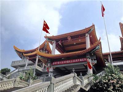 Le temple de Biyun avex ses drapeaux chinois (Changhua) en 2017 (Image : Outlookxp, CC BY-SA 4.0 , via Wikimedia Commons)