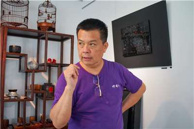 Liang Chih-wei explique le travail de la laque, il faut s'armer de patience, mais le résultat est extraordinaire (photo : Rti)