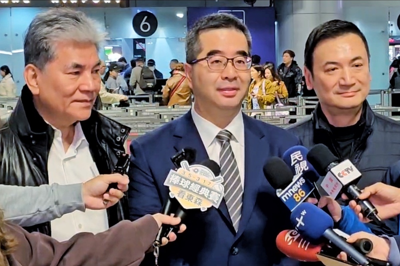 Le vice-président du KMT Hsiao Hsu-tsen (au c.) entame aujourd'hui sa visite en Chine (photo, CNA)