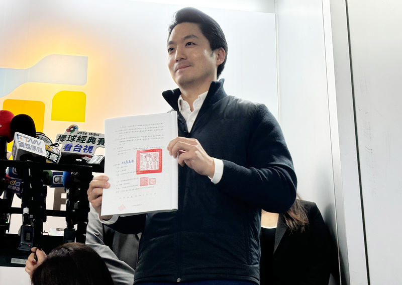 Chiang Wan-an montre le contrat signé avec NVIDIA (photo CNA)