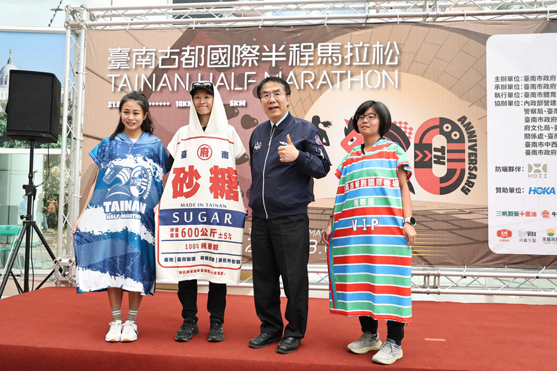 Lors d'une conférence de presse  le 26 février, le maire de Tainan Huang Wei-che (2e à d.) présente le semi-marathon du 1er mars et des vêtements de promotion (photo, CNA)