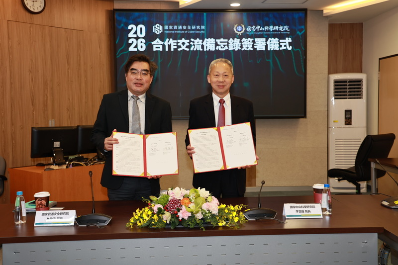 Le président de l'Institut national Chung Shan des sciences et technologies Lee Shih-chiang (à d.) et le président de l'Institut de la cybersécurité Lin Ying-da (à g.) ont signé au nom de leur établissement respectif un protocole d'entente de coopération (photo, CNA)
