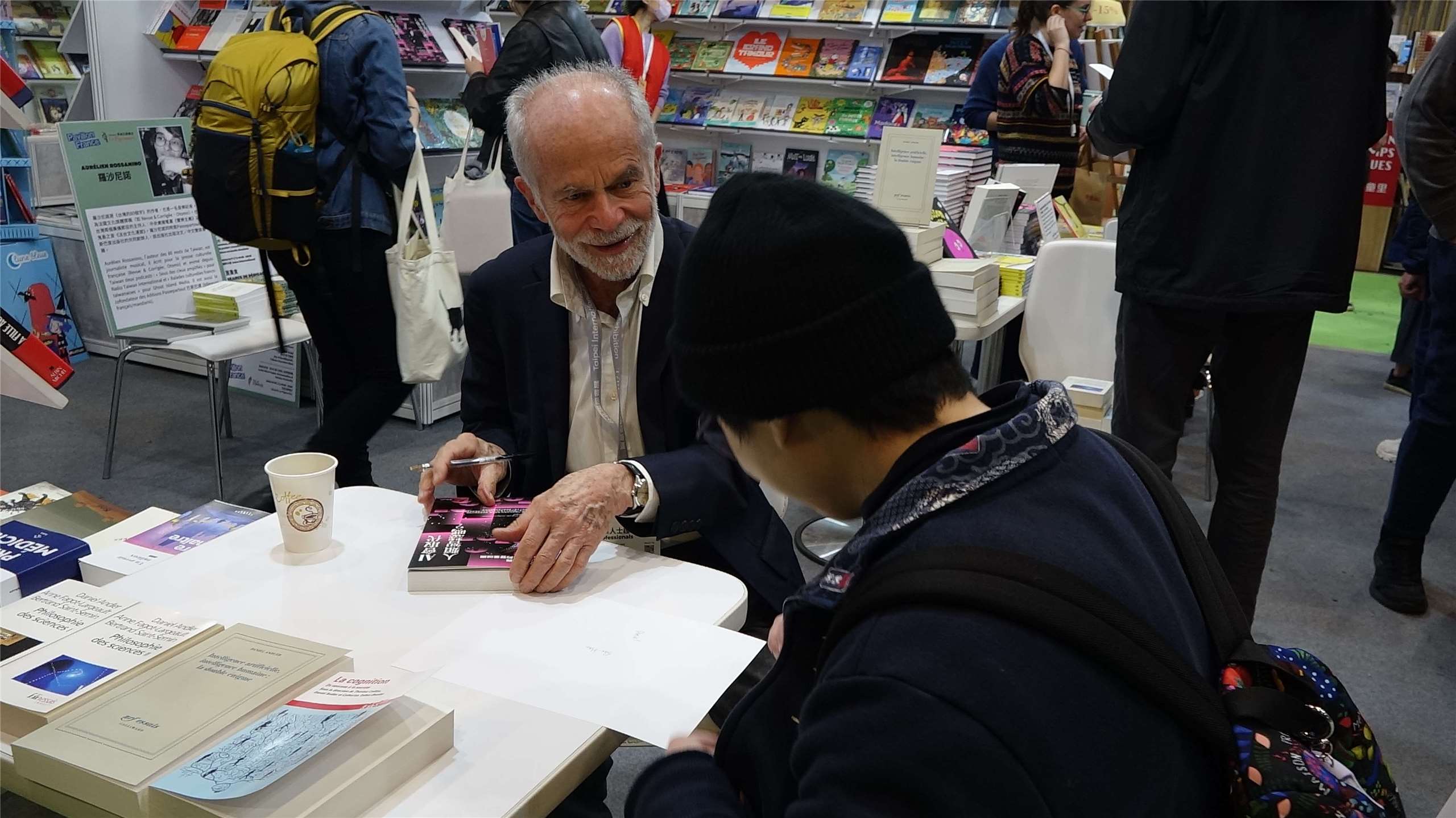 Daniel Andler dédicace ses livres au TIBE (photo Rti)