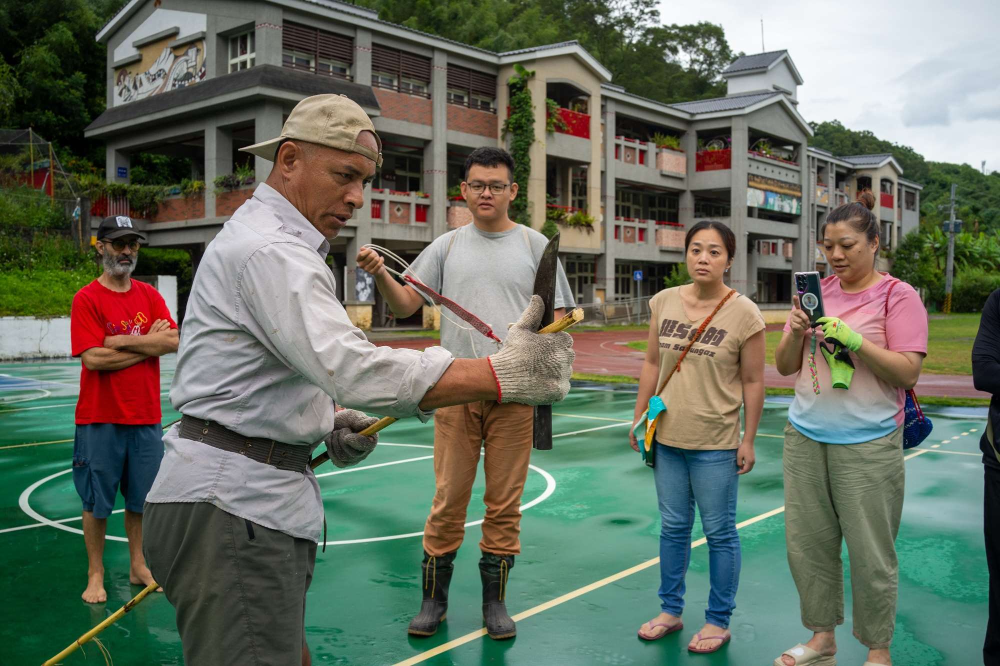 Mo'e Yasiyungu (An Hsiao-ming) montre aux participants à l'atelier comment fendre le rotin (photo : Sasa)