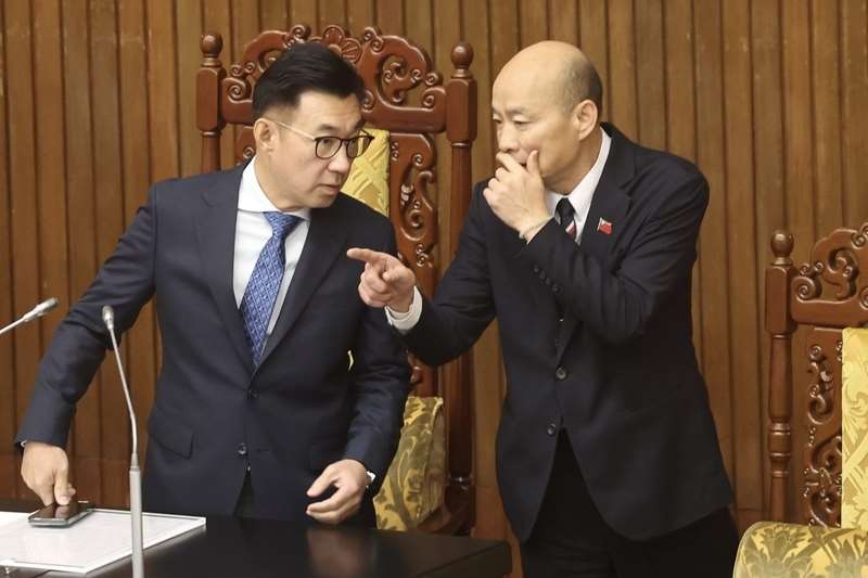 Han Kuo-yu (droite) et Johnny Chiang (gauche), au Yuan législatif (photo CNA)