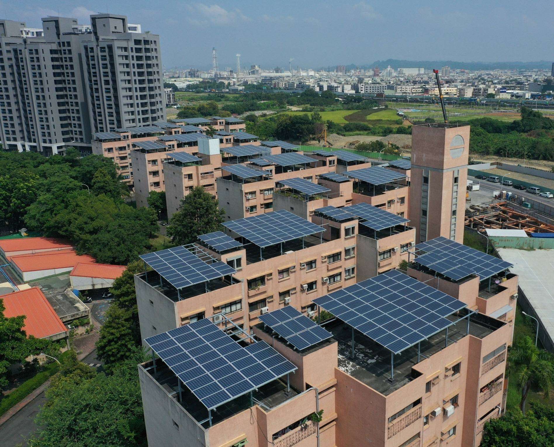 Des panneaux photovoltaïques surdes toits d'immeubles à Kaohsiung (photo : 傅志男, fournie par Citizens of the Earth)
