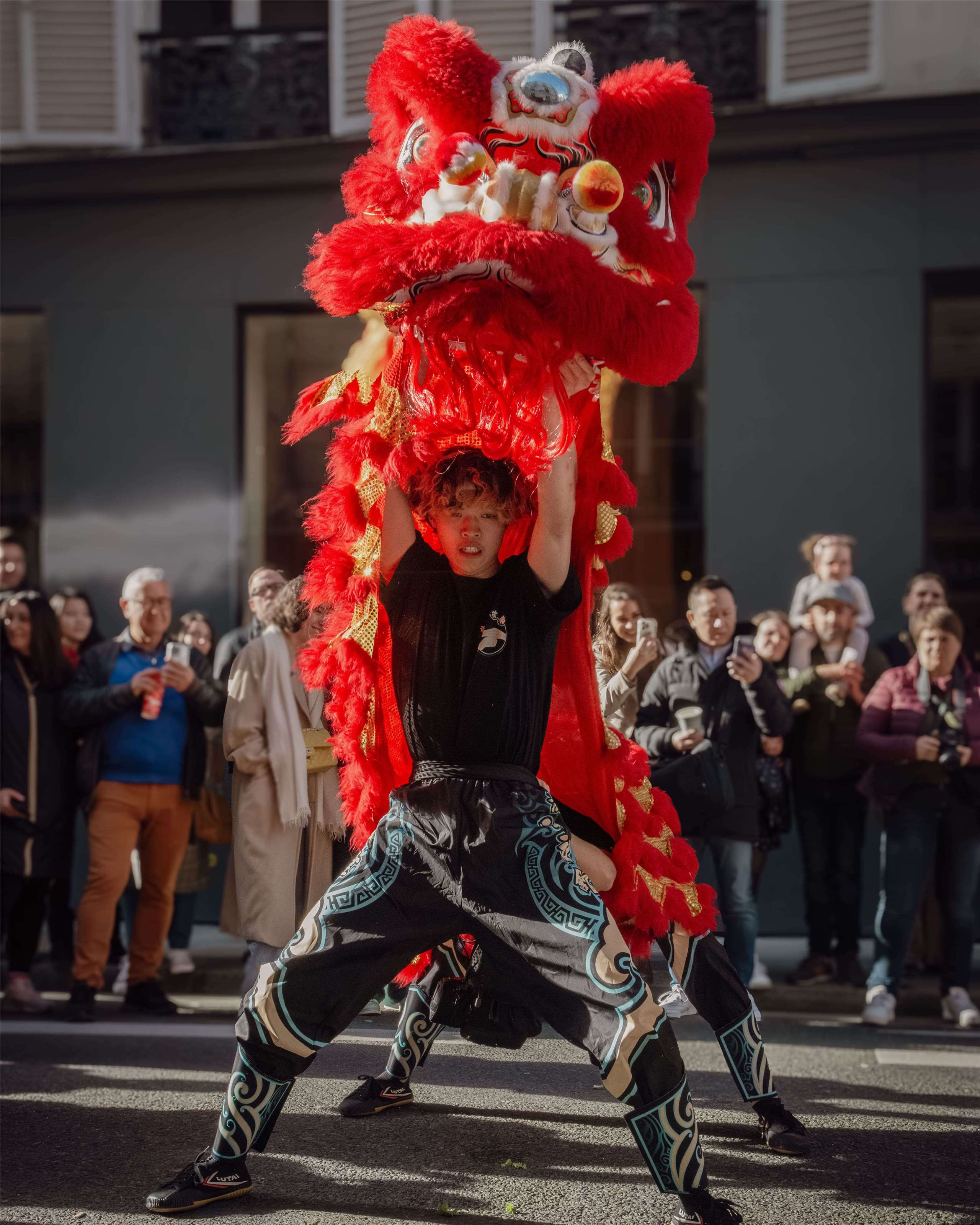 La troupe de danse du lion Minsheguan en France (photo : Ghyslain Kuehn) 