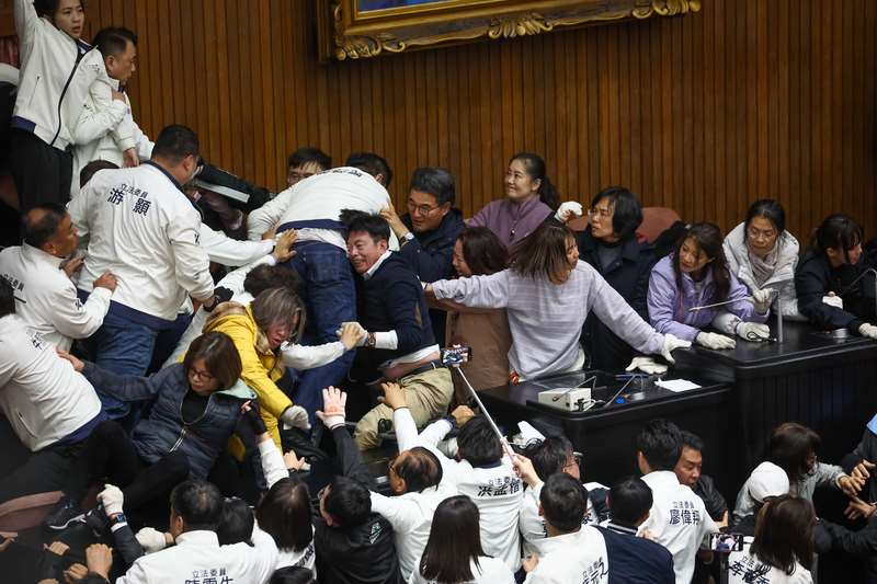 10 députés taïwanais du DPP et du KMT mis en examen pour s'être battus dans l'hémicycle (Image : CNA)