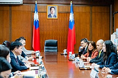 Rencontre entre le ministre des Affaires étrangères Lin Chia-lung et une délégation des chambres de commerce taïwanaises en Europe (photo : CNA)