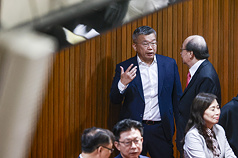 Le député Tsai Chi-chang (à gauche) a succédé à Ker Chien-ming (à droite) à la tête du groupe parlementaire du DPP (photo : CNA)
