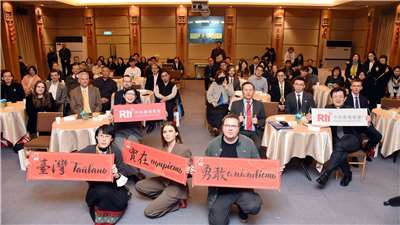 La conférence de presse pour le partage d'expérience à Taïwan de deux journalistes ukrainiens invités à un séjour professionnel de deux mois (photo, Rti)