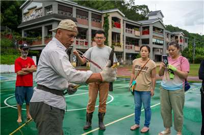 Mo'e Yasiyungu (An Hsiao-ming) montre aux participants à l'atelier comment fendre le rotin (photo : Sasa)