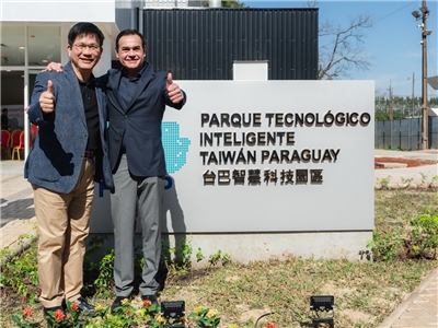 Les ministres des Affaires étrangères de Taïwan et de Paraguay, devant le parc des technologies intelligentes Taïwan-Paraguay, en juillet dernier (photo FB Lin Chia-lung)