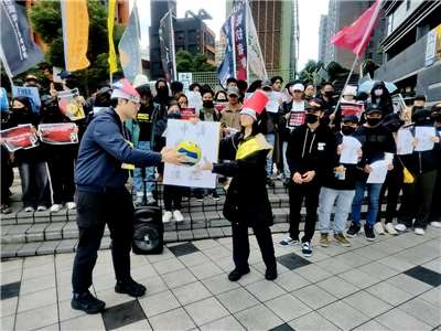 Manifestation de plusieurs ONG à Taipei appelant le gouvernement à honorer ses promesses pour faciliter le séjour des réfugiés birmans à Taïwan (photo, Rti)