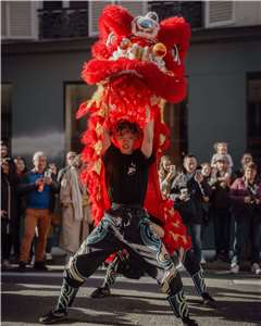La troupe de danse du lion Minsheguan en France (photo : Ghyslain Kuehn) 